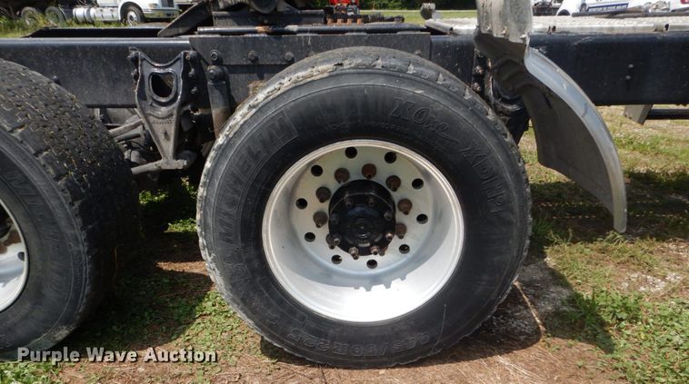 image for item GV9095 2002 International 9400i  semi truck