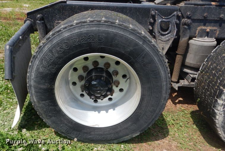 image for item GV9095 2002 International 9400i  semi truck