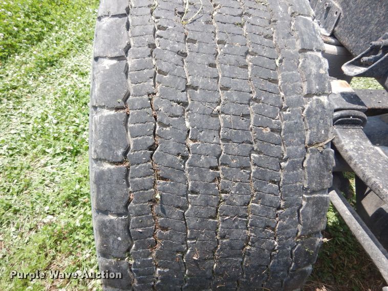 image for item GV9095 2002 International 9400i  semi truck