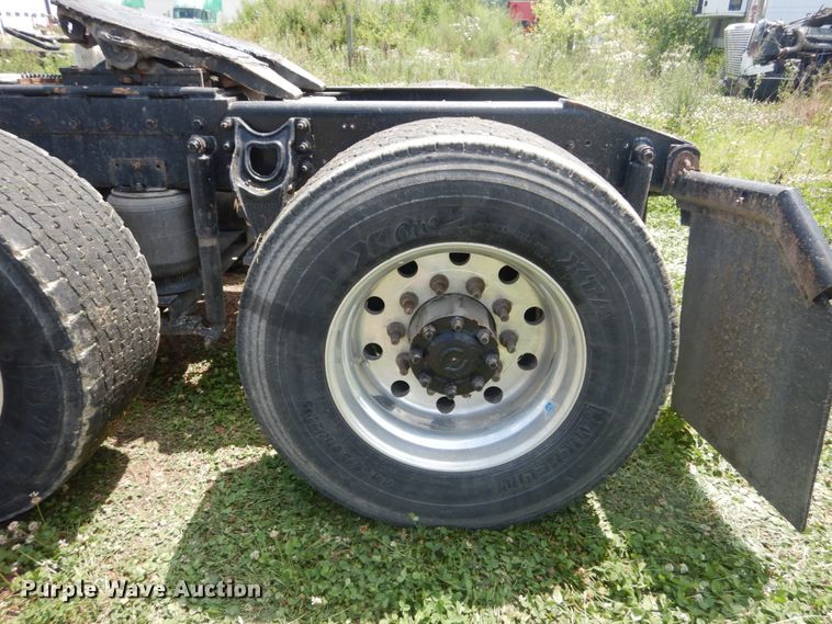 image for item GV9095 2002 International 9400i  semi truck