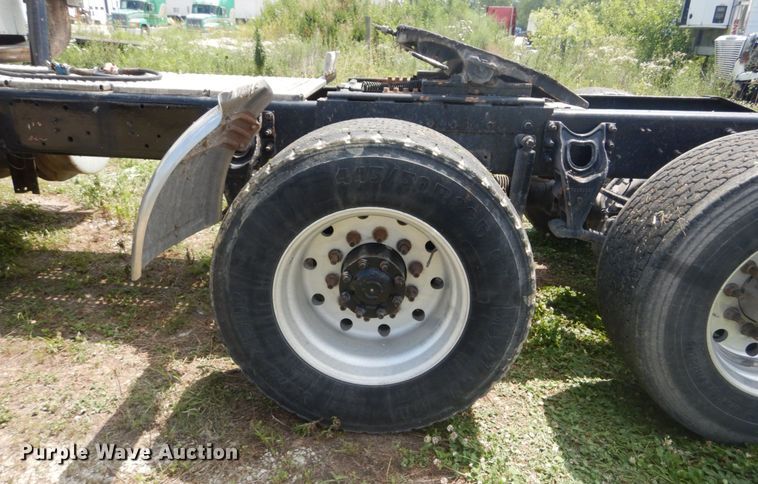 image for item GV9095 2002 International 9400i  semi truck