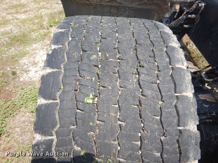 image for item GV9095 2002 International 9400i  semi truck