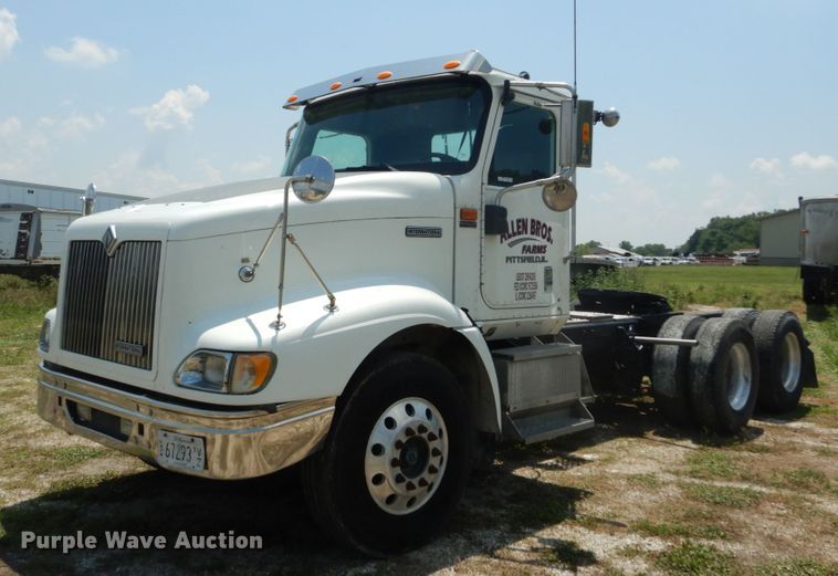 image for item GV9096 2001 International 9400i  semi truck