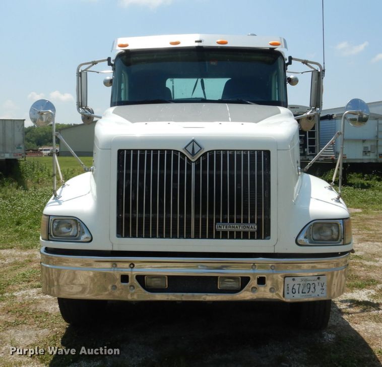 image for item GV9096 2001 International 9400i  semi truck