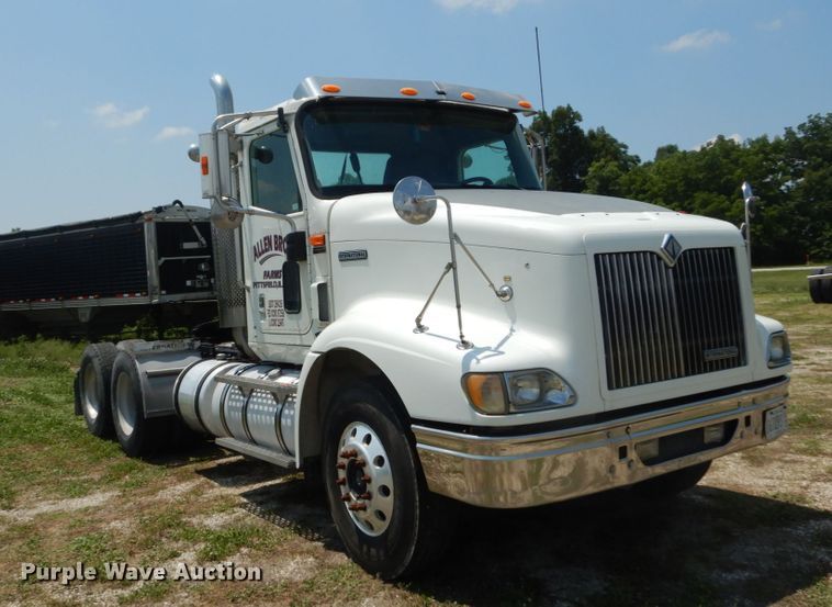 image for item GV9096 2001 International 9400i  semi truck
