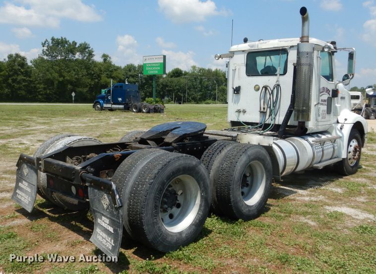 image for item GV9096 2001 International 9400i  semi truck