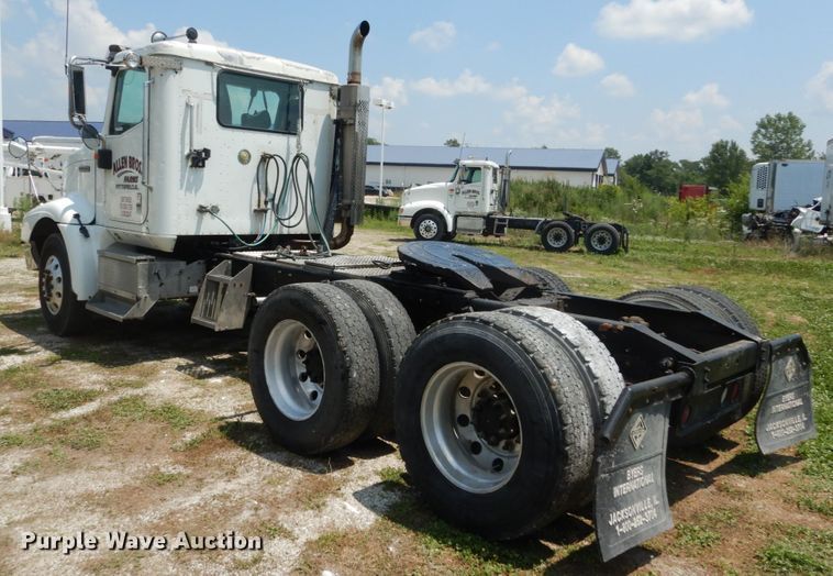 image for item GV9096 2001 International 9400i  semi truck