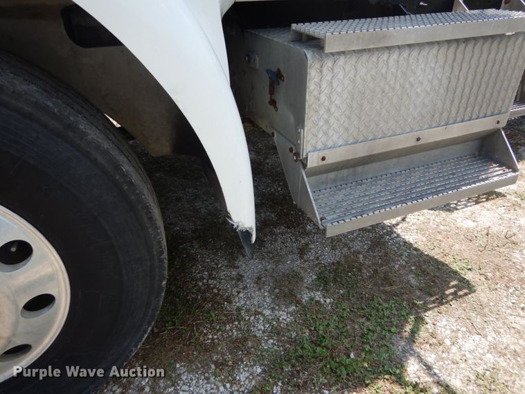 image for item GV9096 2001 International 9400i  semi truck