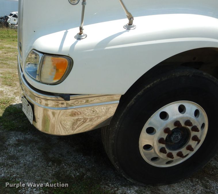 image for item GV9096 2001 International 9400i  semi truck