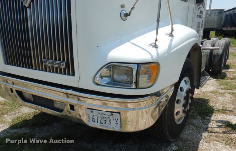 image for item GV9096 2001 International 9400i  semi truck