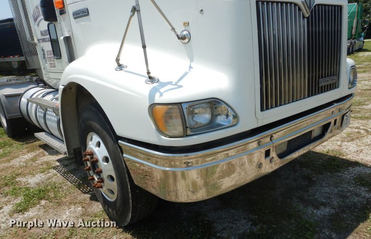 image for item GV9096 2001 International 9400i  semi truck