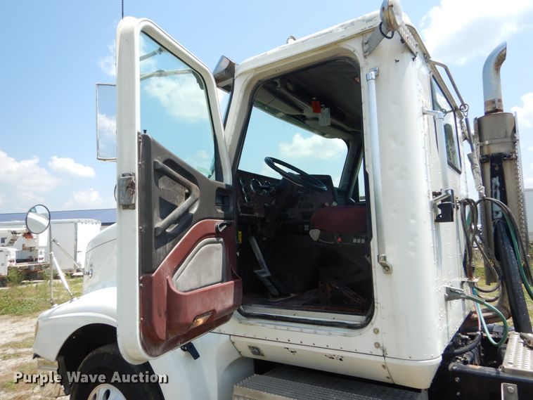 image for item GV9096 2001 International 9400i  semi truck