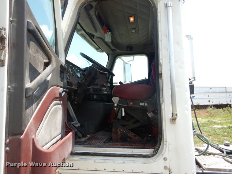 image for item GV9096 2001 International 9400i  semi truck