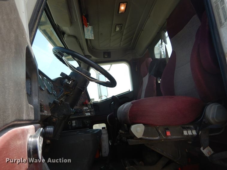 image for item GV9096 2001 International 9400i  semi truck