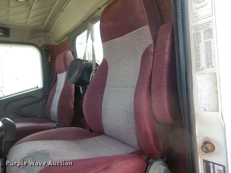 image for item GV9096 2001 International 9400i  semi truck