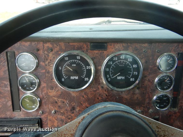 image for item GV9096 2001 International 9400i  semi truck