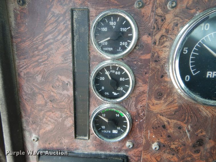 image for item GV9096 2001 International 9400i  semi truck