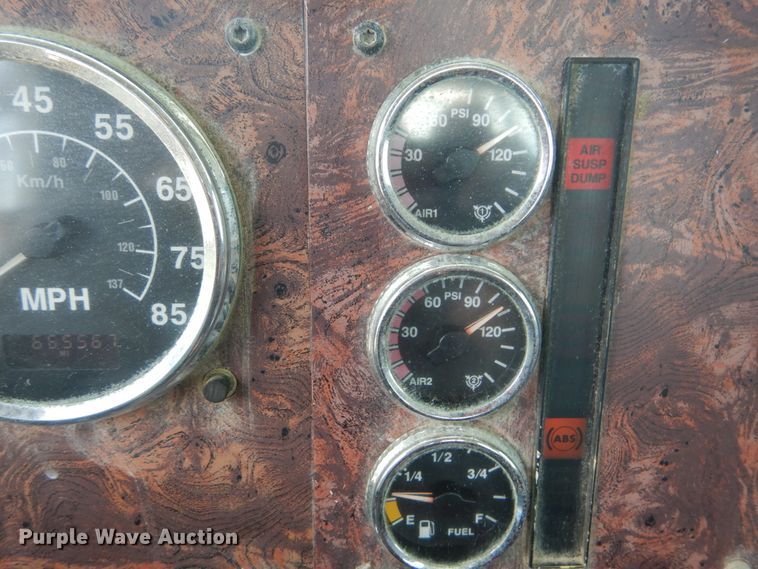 image for item GV9096 2001 International 9400i  semi truck