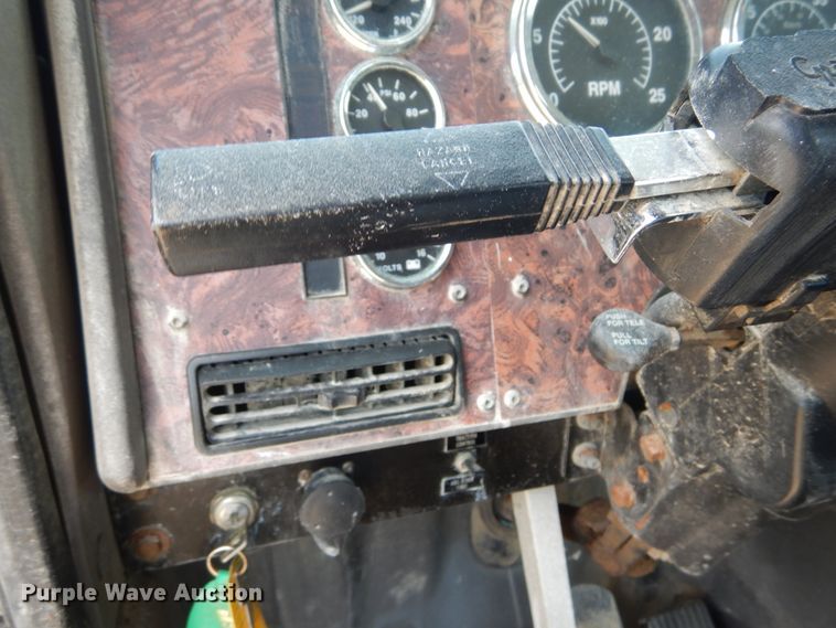 image for item GV9096 2001 International 9400i  semi truck