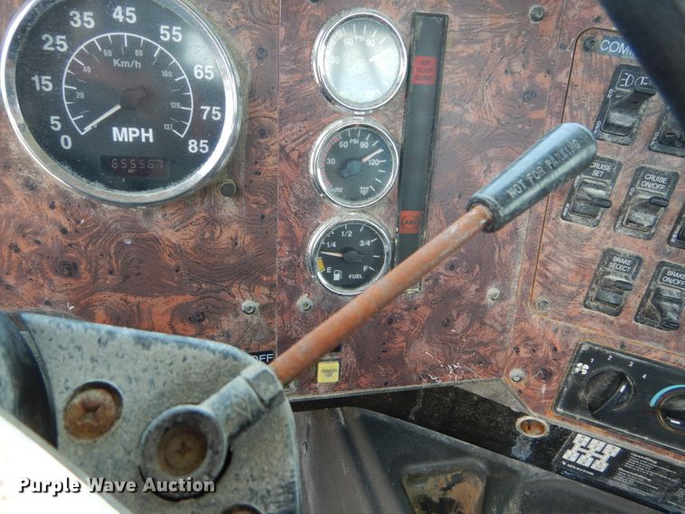 image for item GV9096 2001 International 9400i  semi truck