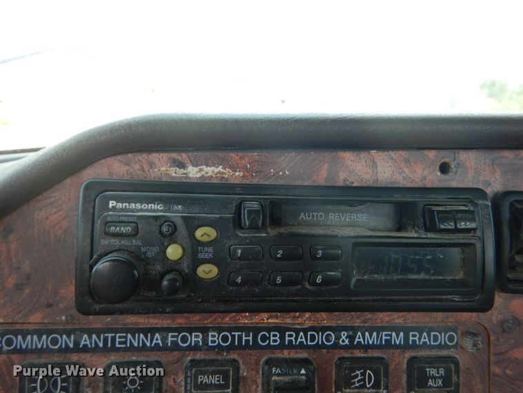 image for item GV9096 2001 International 9400i  semi truck