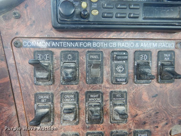 image for item GV9096 2001 International 9400i  semi truck