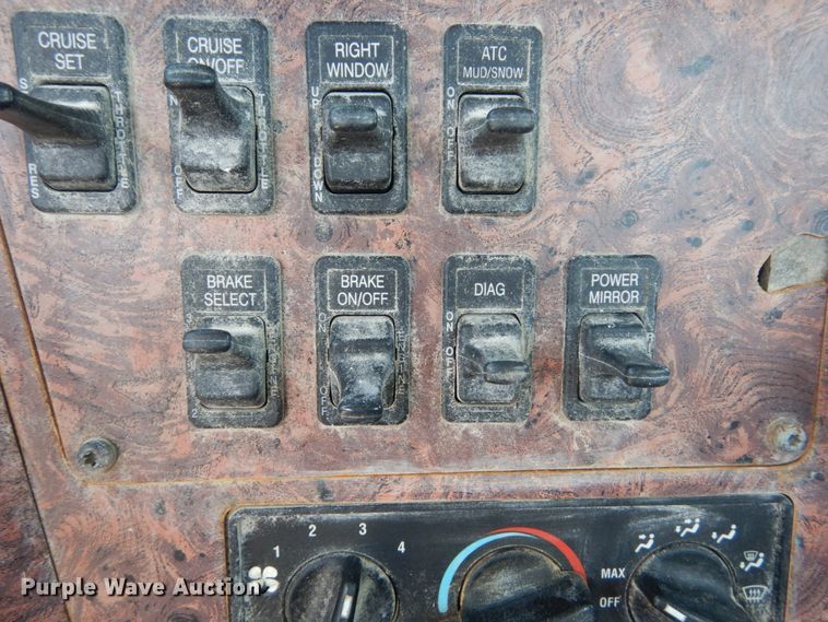 image for item GV9096 2001 International 9400i  semi truck