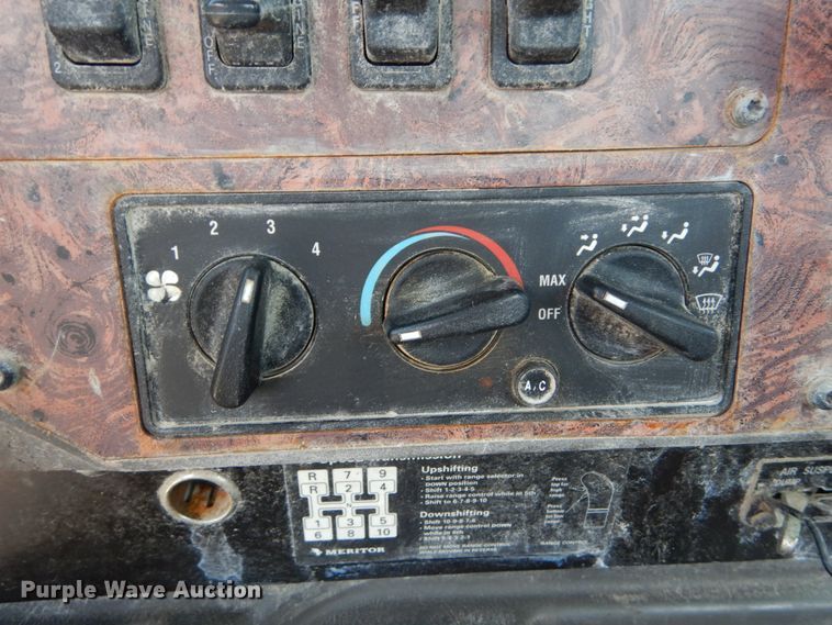 image for item GV9096 2001 International 9400i  semi truck