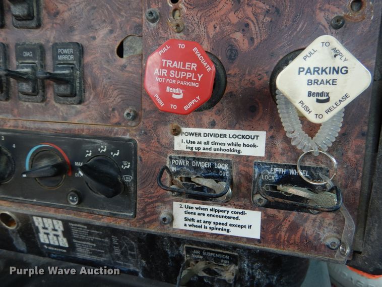 image for item GV9096 2001 International 9400i  semi truck