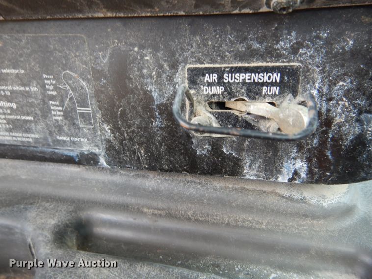 image for item GV9096 2001 International 9400i  semi truck