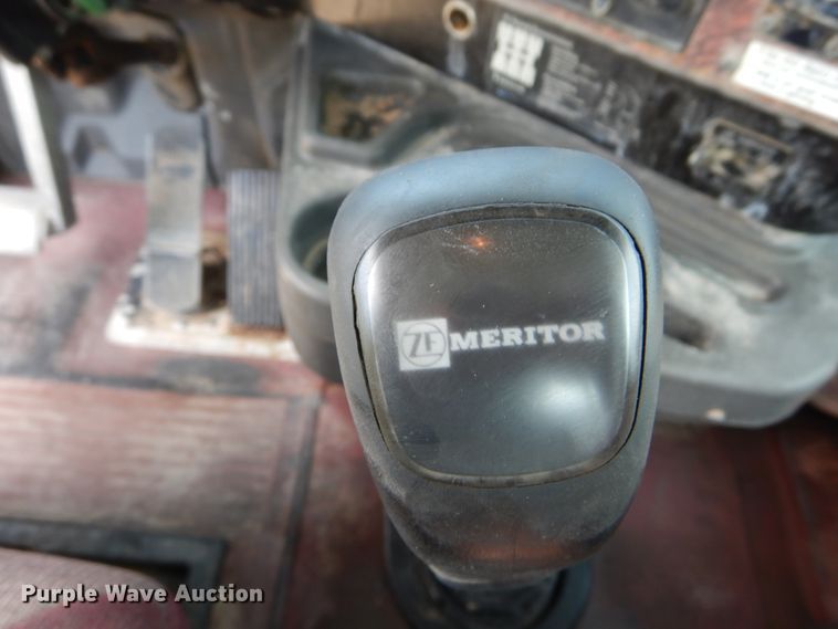 image for item GV9096 2001 International 9400i  semi truck