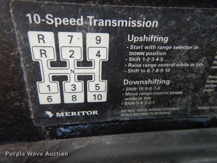 image for item GV9096 2001 International 9400i  semi truck