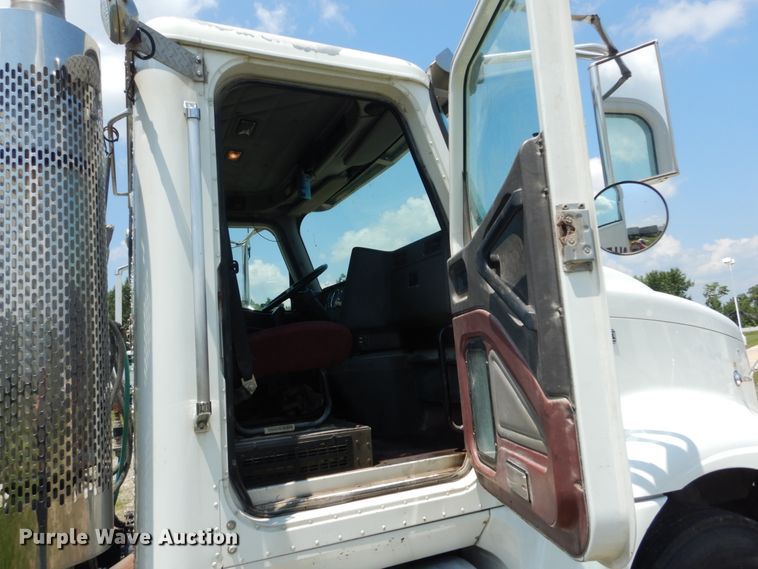 image for item GV9096 2001 International 9400i  semi truck