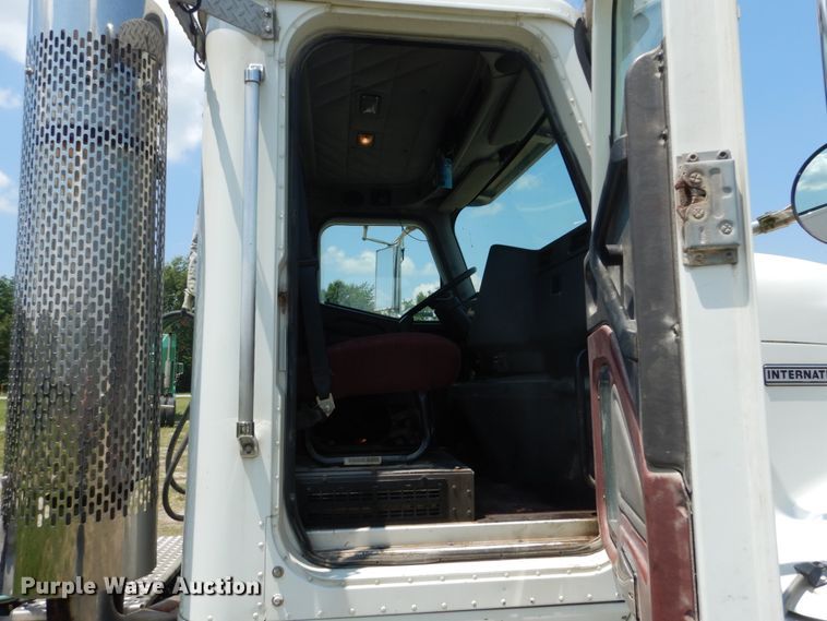 image for item GV9096 2001 International 9400i  semi truck