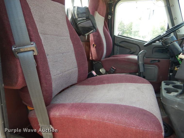 image for item GV9096 2001 International 9400i  semi truck