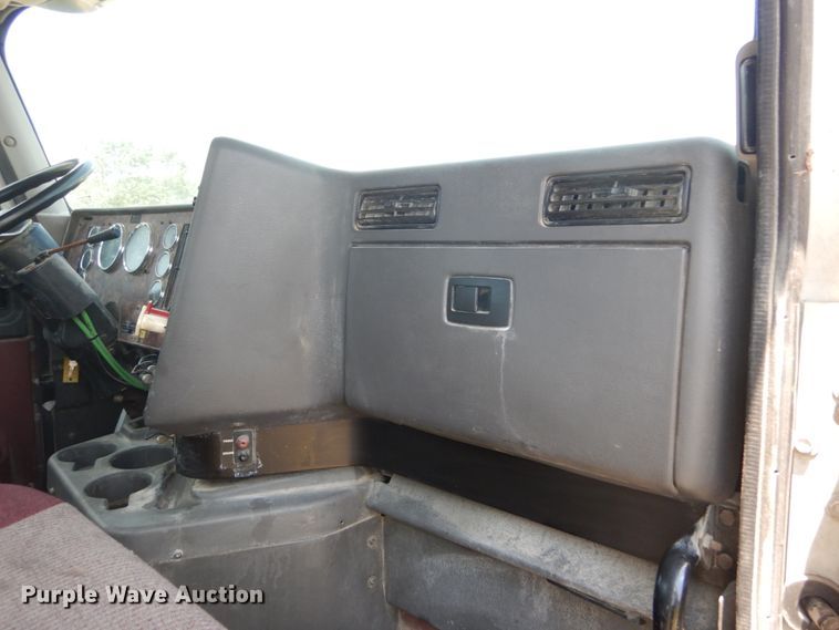 image for item GV9096 2001 International 9400i  semi truck