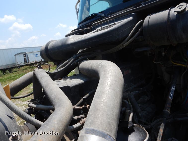 image for item GV9096 2001 International 9400i  semi truck