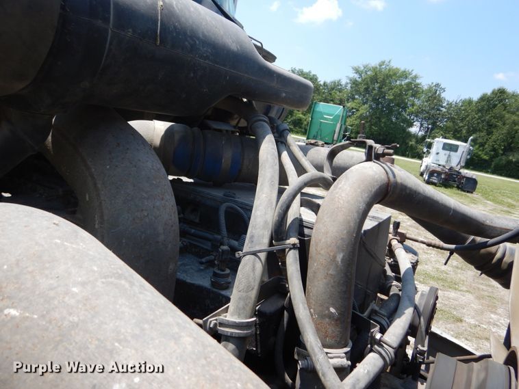 image for item GV9096 2001 International 9400i  semi truck