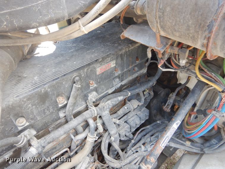 image for item GV9096 2001 International 9400i  semi truck