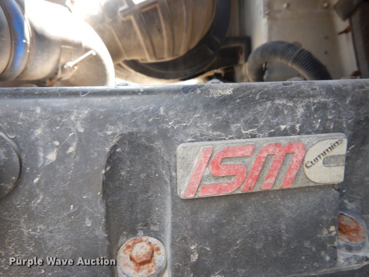 image for item GV9096 2001 International 9400i  semi truck