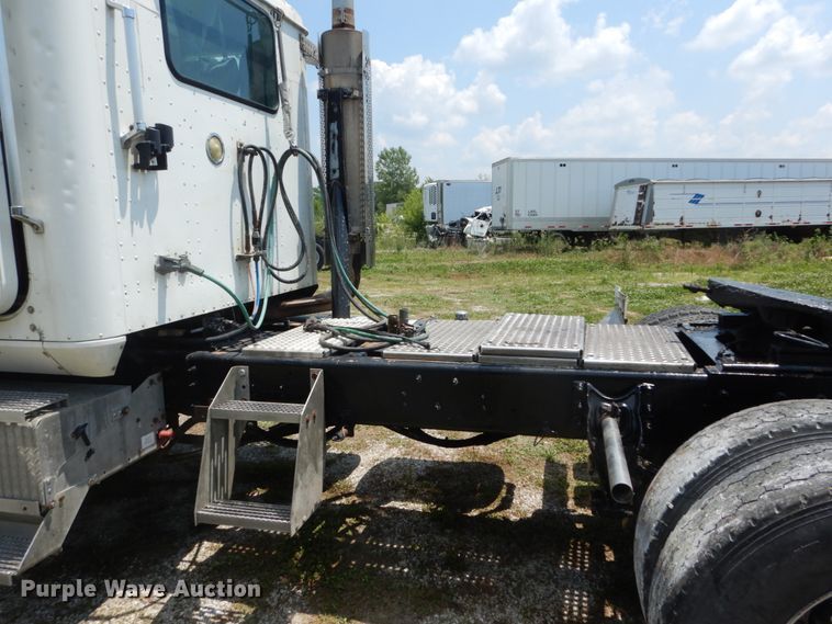 image for item GV9096 2001 International 9400i  semi truck