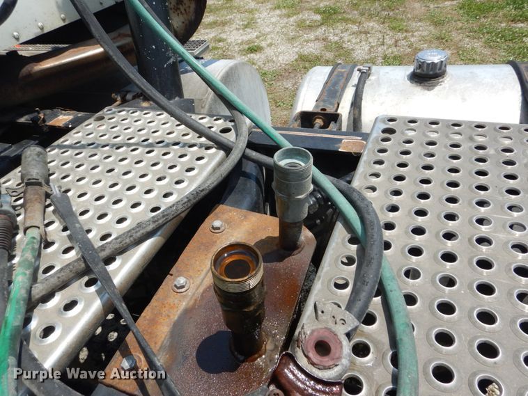 image for item GV9096 2001 International 9400i  semi truck