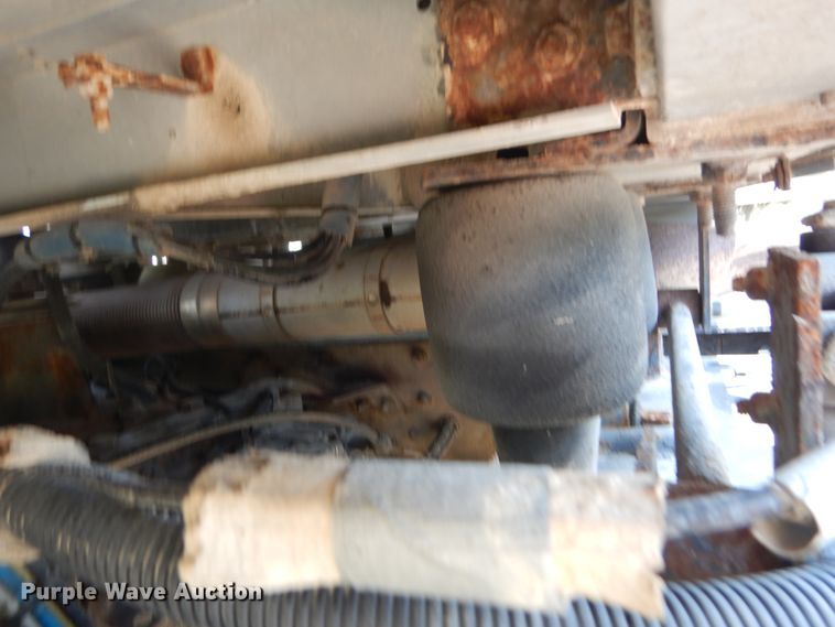 image for item GV9096 2001 International 9400i  semi truck