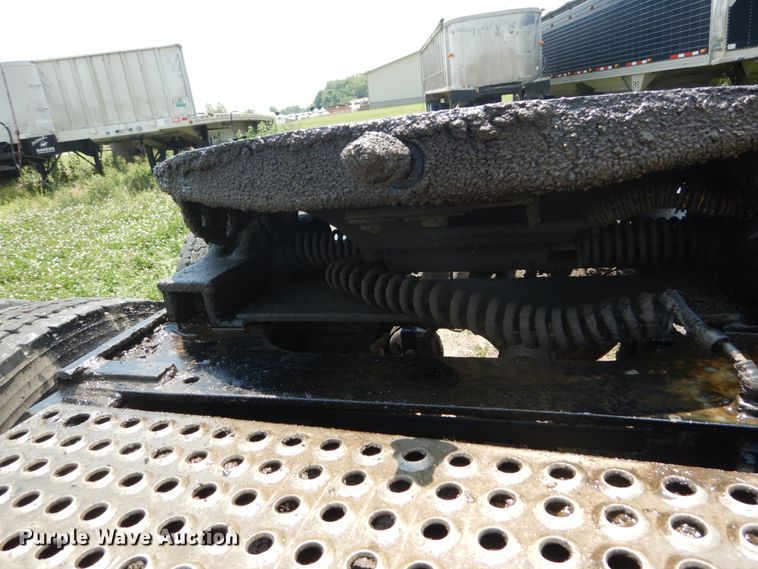 image for item GV9096 2001 International 9400i  semi truck