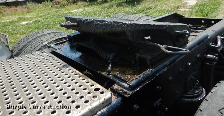 image for item GV9096 2001 International 9400i  semi truck