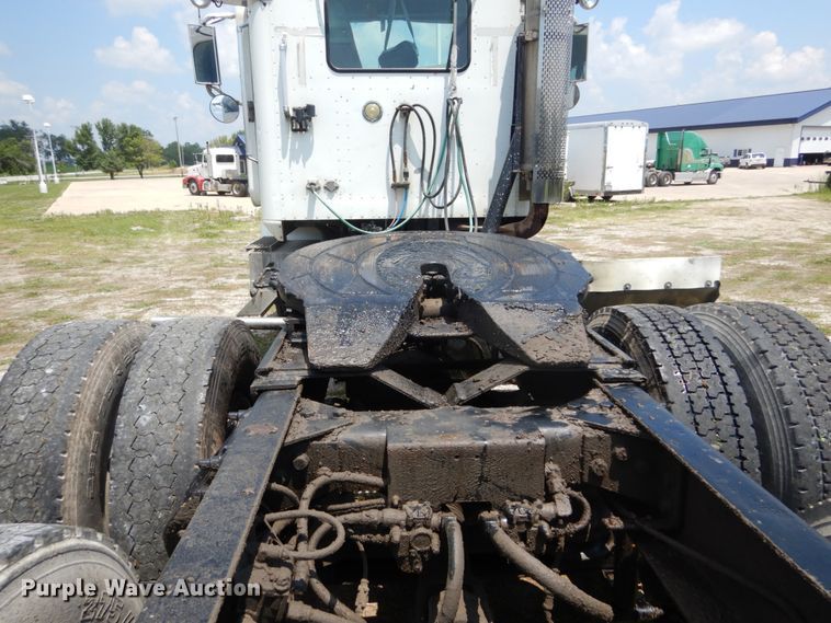 image for item GV9096 2001 International 9400i  semi truck