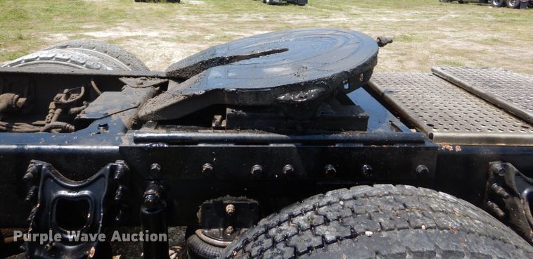 image for item GV9096 2001 International 9400i  semi truck