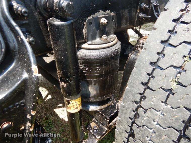 image for item GV9096 2001 International 9400i  semi truck