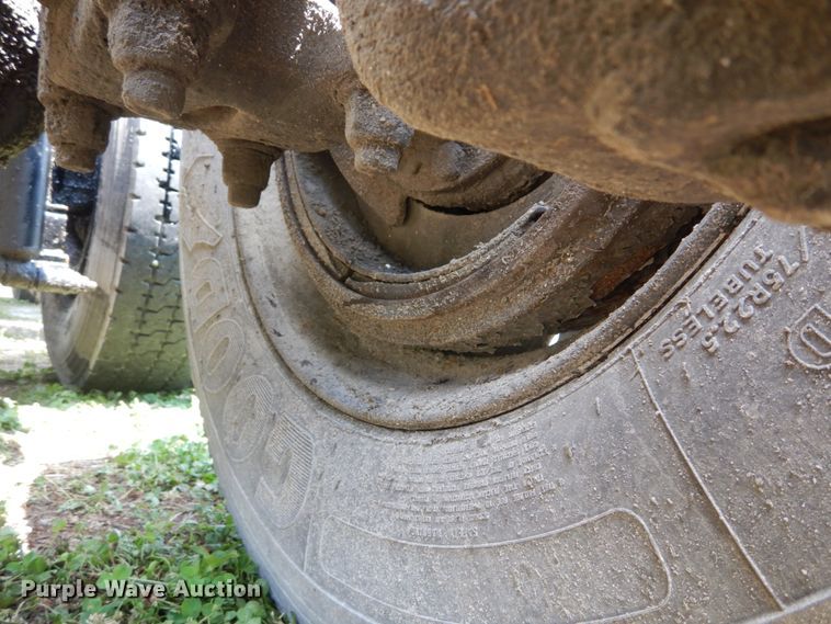 image for item GV9096 2001 International 9400i  semi truck