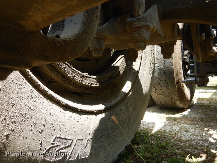 image for item GV9096 2001 International 9400i  semi truck